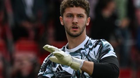 Max Thompson warms up for Newcastle United