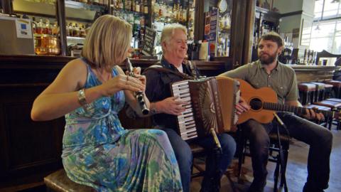 Muireann NicAmhlaoibh, Phil Choineagan agus Dónal Clancy