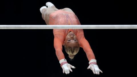 Ruby Evans ben i waered yn yr awyr wrth gystadlu yn rownd y bariau