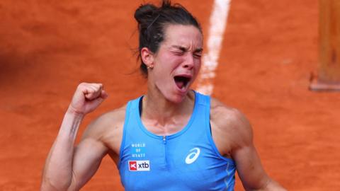 Lois Boisson celebrates victory over Jessica Pegula at the French Open