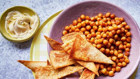 Spiced crispy pitta chips and chickpeas