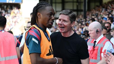 Eberechi Eze of Arsenal interacts with former manager Oliver Glasner