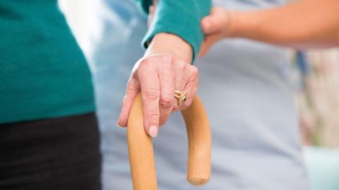 Làmh cuideigin le greim air bata