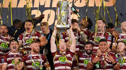 Wigan Warriors lifting Super League trophy