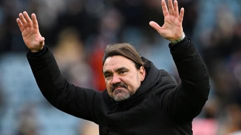 Leeds manager Daniel Farke holds both his hands up in acknowledgment of supporters