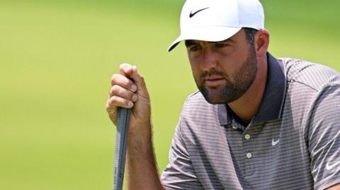Scottie Scheffler lining up a putt at Oakmont in the US Open