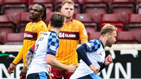 Scott Arfield scores