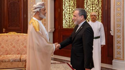 عراقچی بعد از دیدار با سلطان عمان در مسقط به اسلام‌آباد برمی‌گردد