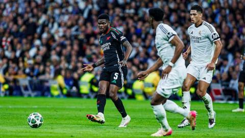 Thomas Partey passes the ball