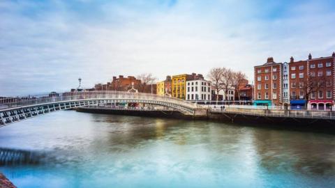 bridge over the river liffey in dublin