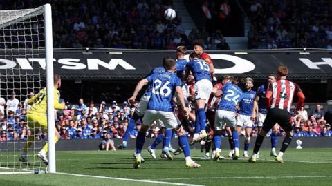 Kevin Schade of Brentford scores