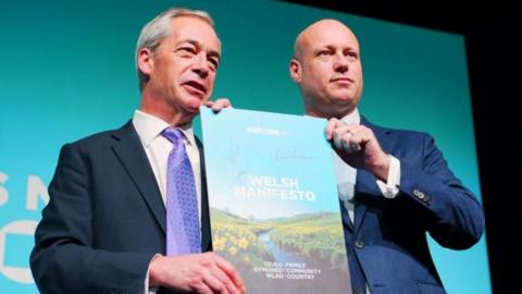 Nigel Farage a Dan Thomas yn dal maniffesto Reform