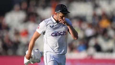 Mark Wood leaves the field with a thigh injury v Sri Lanka