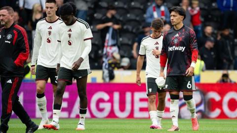 Manchester United players looking dejected on the pitch after the game at Hull City