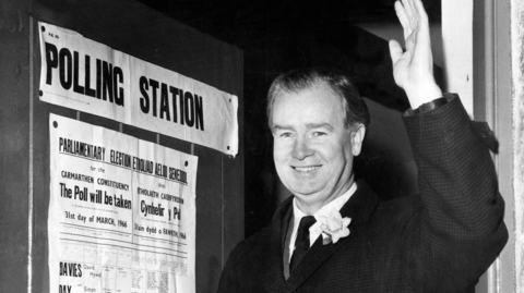 Gwynyfor Evans yn yr orsaf bleidleisio yn1966