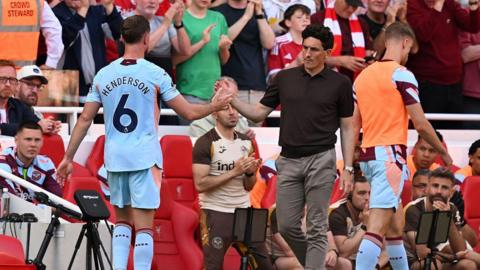 Jordan Henderson shakes hands with Keith Andrews