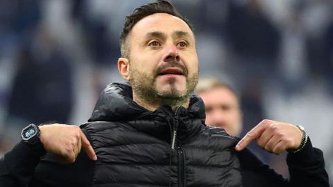 Roberto de Zerbi points to his chest