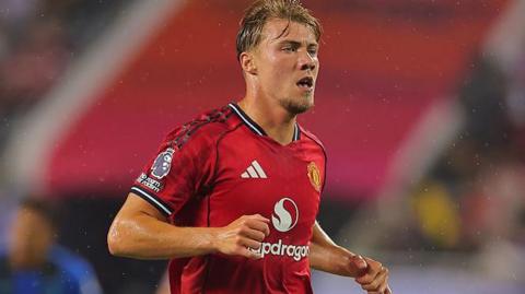 Rasmus Hojlund playing for Manchester United.