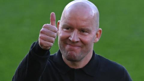 Henrik Pedersen thumbs up