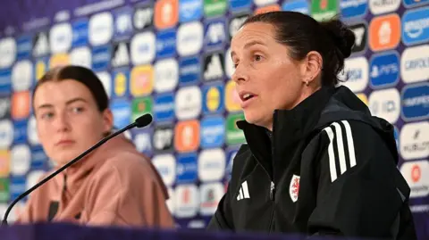 Angharad James a Rhian Wilkinson yn siarad mewn cynhadledd newyddion cyn gêm Cymru'n erbyn Ffrainc yn Euro 2025