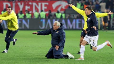 Jose Mourinho celebrates Fenerbahce's winner against Trabzonspor