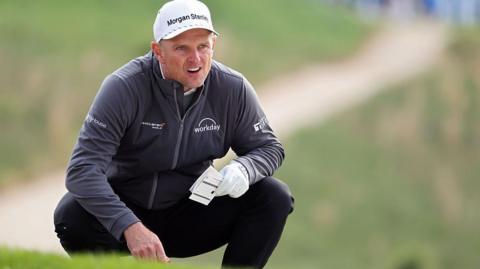 Justin Rose crouches