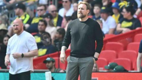 Rob Elliot on the touchline during the FA Trophy final