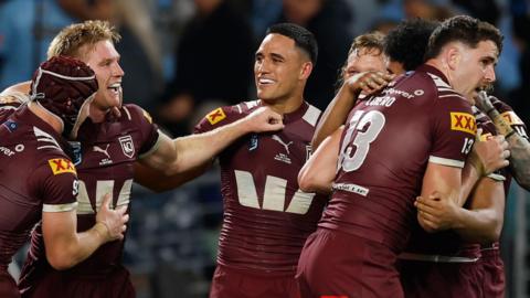 Queensland celebrate Tom Dearden's try