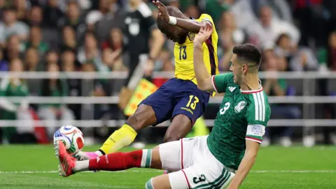 Cesar Montez challenges Enner Valencia