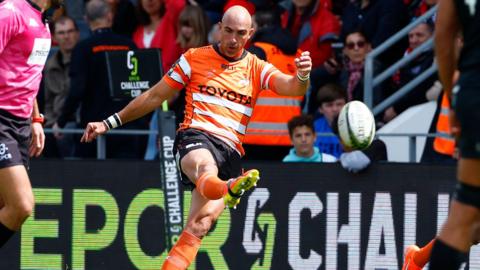 Ruan Pienaar kicks against Clermont