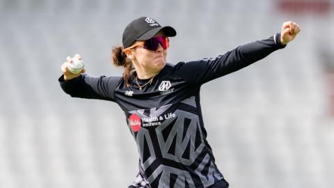 Amelia Kerr throwing a ball