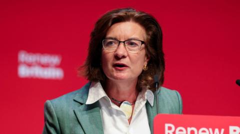 Mae Eluned Morgan yn addo "trawsnewid" gofal iechyd meddwl, gyda gwasanaethau yr un diwrnod a phrofion ym mhob un o fyrddau iechyd Cymru