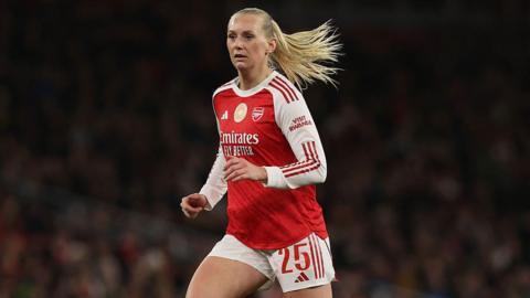 Stina Blackstenius in action for Arsenal
