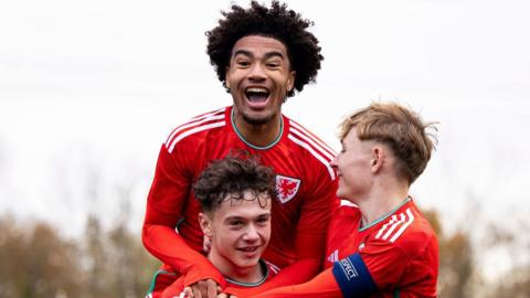 Wales under 17s players celebrating