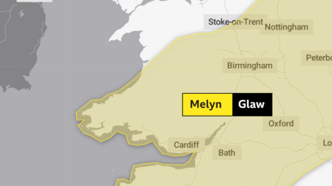 Map yn dangos rhybudd melyn o law trwm yng nghanolbarth a de Cymru dros y penwythnos