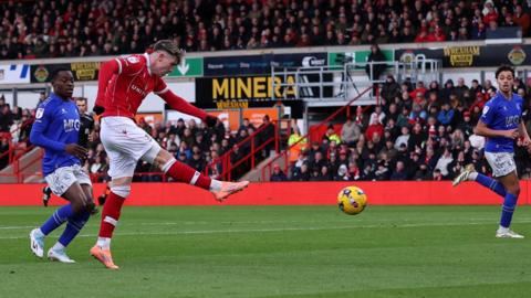 Fe sgoriodd Josh Windass i Wrecsam yn ystod eu gêm gyfartal yn erbyn Watford ddydd Sadwrn