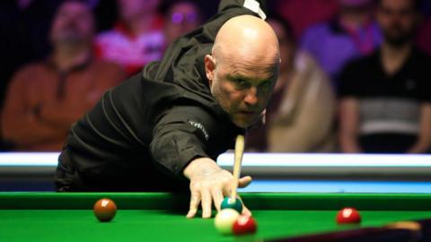 Snooker player Mark King lines up a shot