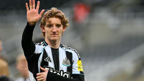 Anthony Gordon waves to Newcastle United supporters after the game against West Ham on 17 May 2026