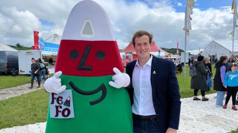 Mistar Urdd gyda Steffan Harri ar faes Eisteddfod yr Urdd 2024