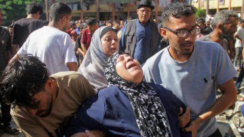 A Palestinian woman reacts following an Israeli strike on a school sheltering displaced people in Jabalia refugee camp, in the northern Gaza Strip (26 September 2024)