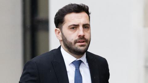 Mae Thomas John Jones wedi pledio yn euog i fod yn rhan o fusnes at ddiben twyllodrus