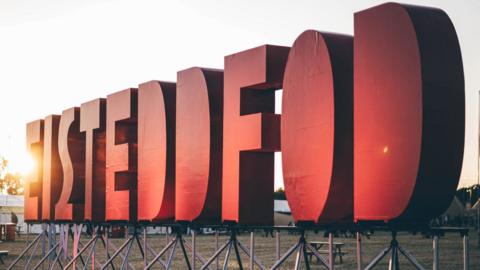 Llun o arwydd mawr yr Eisteddfod