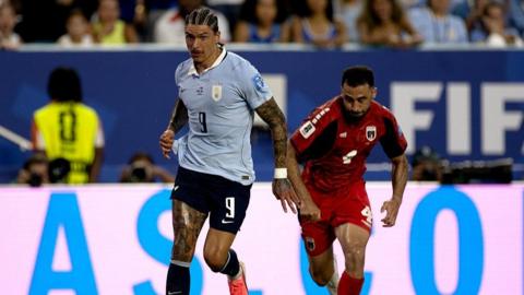 Darwin Nunez and Pico Lopes battle for the ball