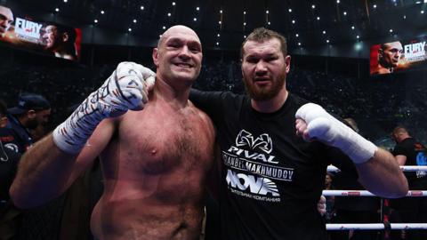 Tyson Fury and Arslanbek Makhmudov pose for photos in the ring