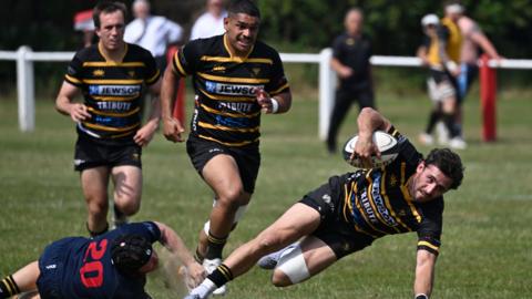 Sam Matavesi and Kyle Moyle compete for Cornwall