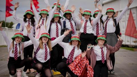 Plant ar faes yr urdd