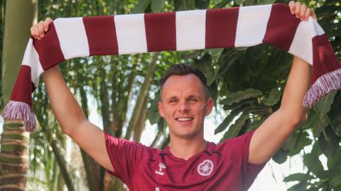 Hearts' Lawrence Shankland with a club scarf