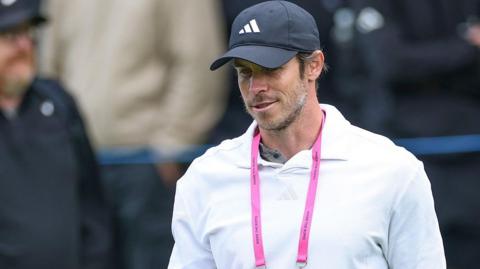 Gareth Bale looks relaxed wearing a baseball hat
