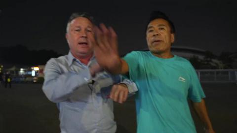 ý China correspondent Stephen McDonell is interrupted by an irate man during a news report after a car attack in Zhuhai, China