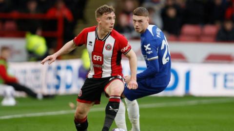 Ben Osborn of Sheffield United and Cole Palmer of Chelsea in action during the Premier League match between Sheffield United and Chelsea FC at Bramall Lane